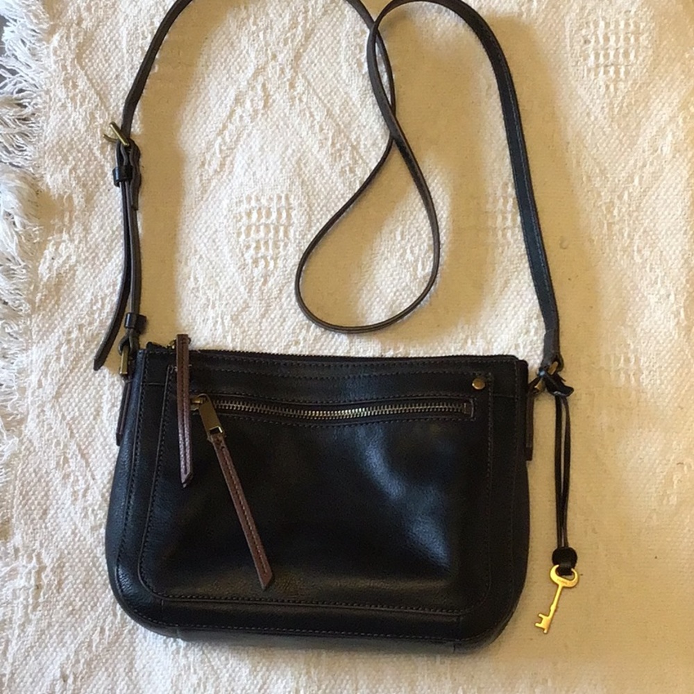 FOSSIL leather crossbody purse. Medium size. EUC.